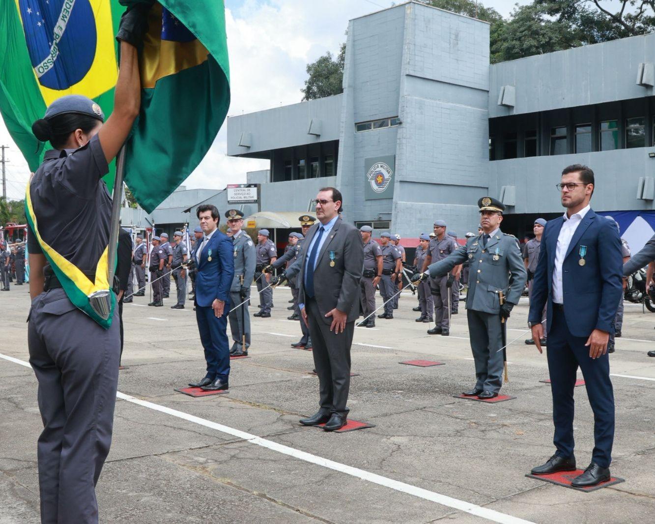 PREFEITO RECEBE MEDALHA DO CPI-1