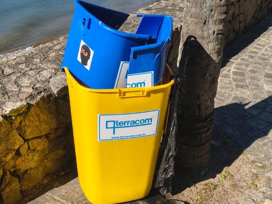 SÃO SEBASTIÃO: VANDALISMO NA PRAIA DESERTA