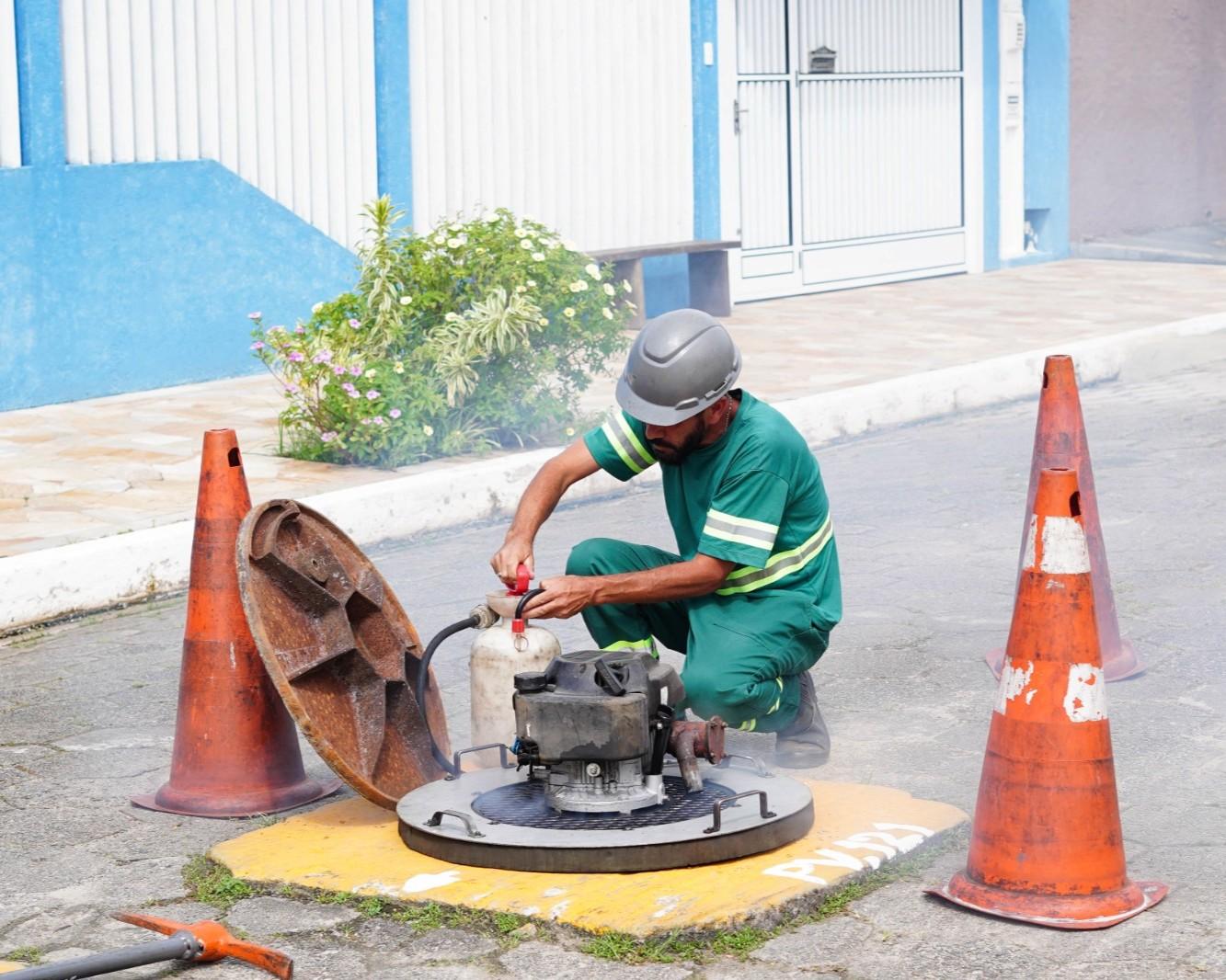 SABESP REALIZA TESTES DE FUMAÇA EM SÃO SEBASTIÃO