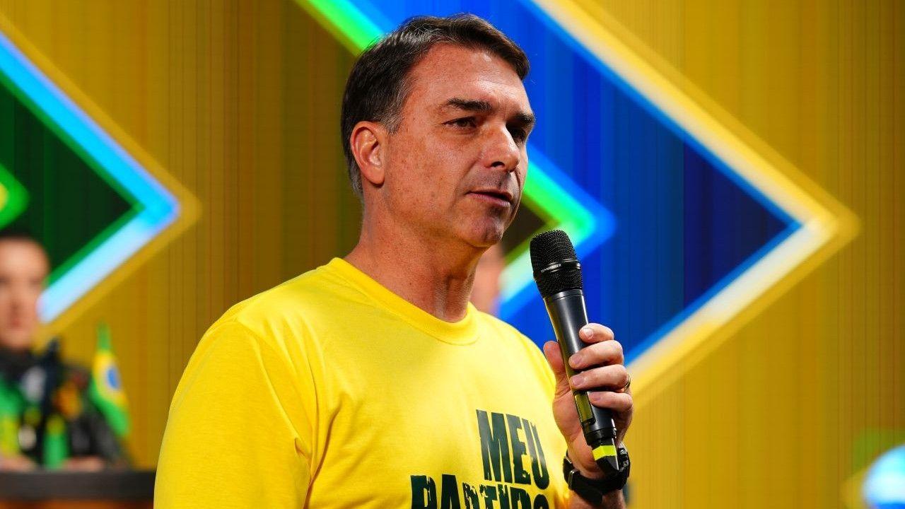 FLÁVIO BOLSONARO SE DECLARA PRESIDENTE ELEITO!