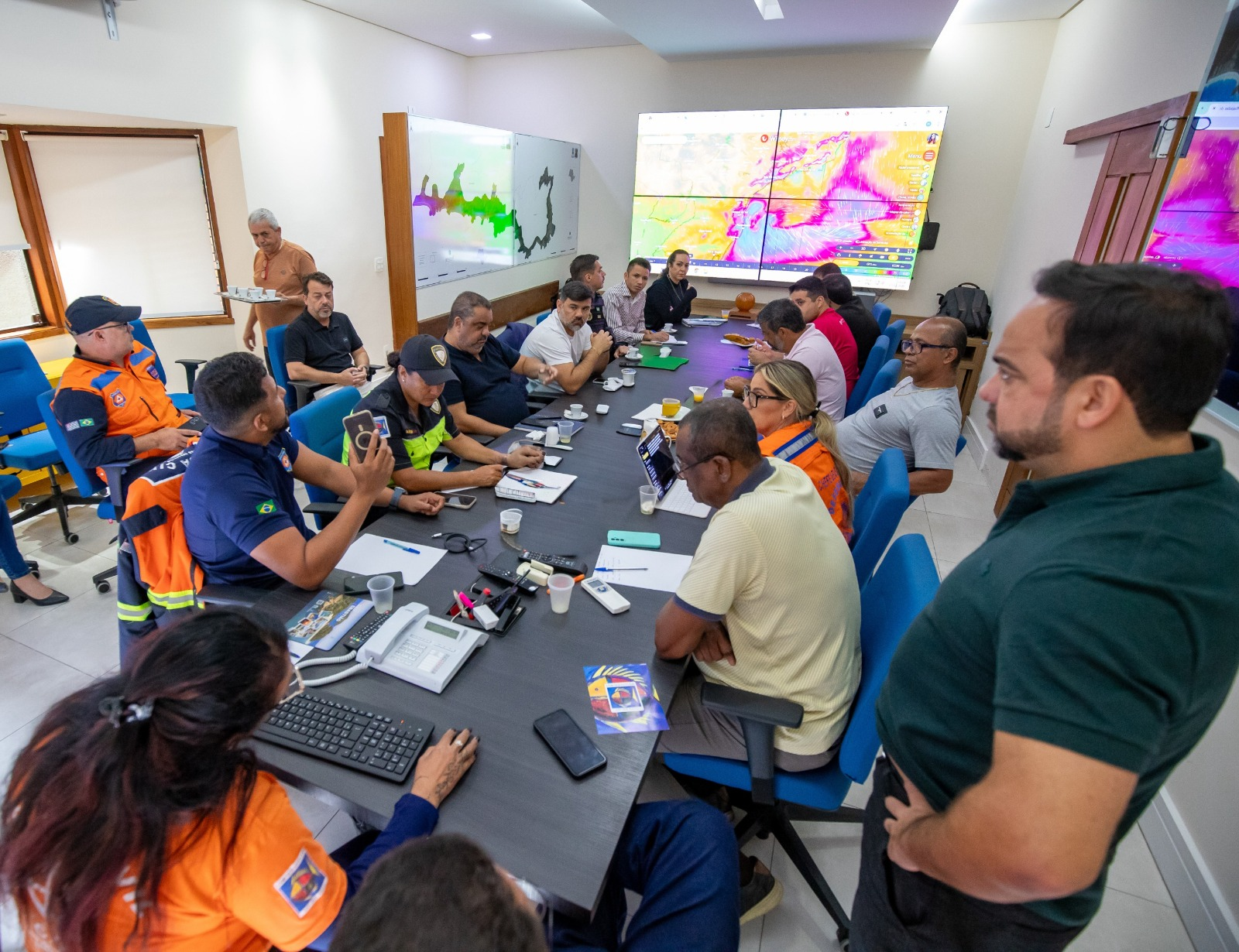 Com previsão de fortes ventos...