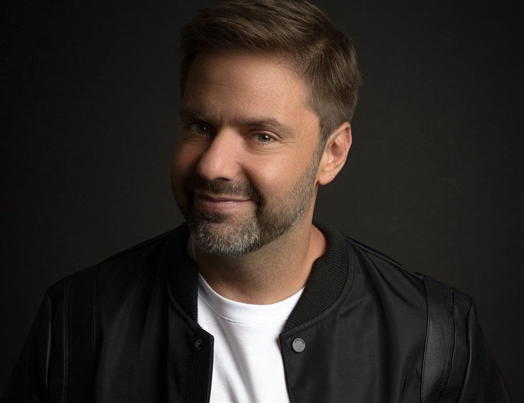 Comediante Fábio Rabin apresenta novo show de stand-up...