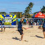 Alunos da EM Mathew Lucca participam de vivência de beach tennis em Boiçucanga neste sábado